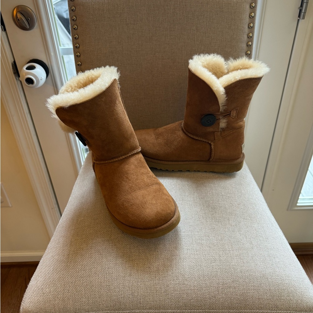 Authentic UGG Australia Bailey Button Boots in Walnut - Size 7